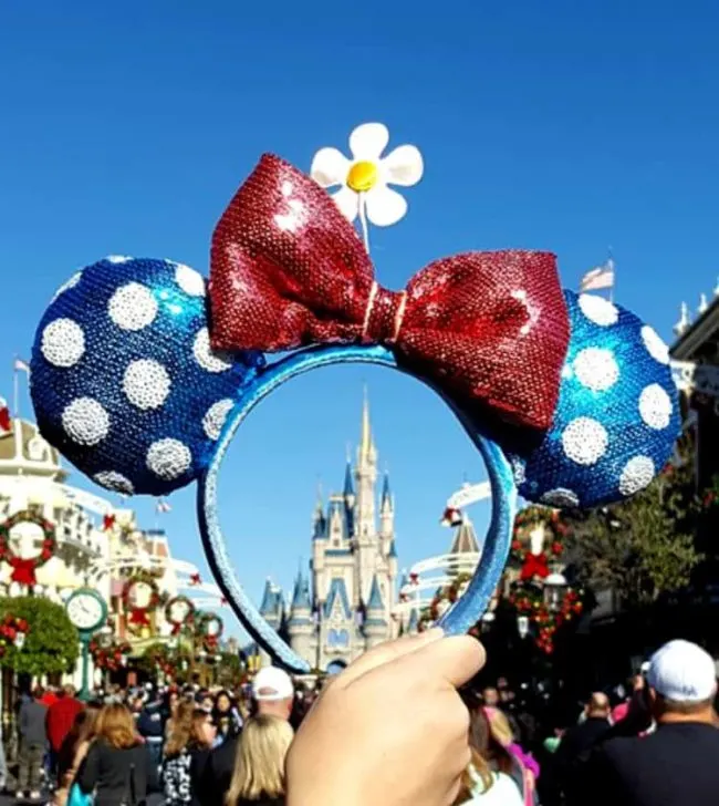 We all love those rose gold ears but there's a new set of ears on the horizon. Vintage Minnie ears are here and we are LIVING FOR THEM. Here's how you can find vintage Minnie ears at Disney.