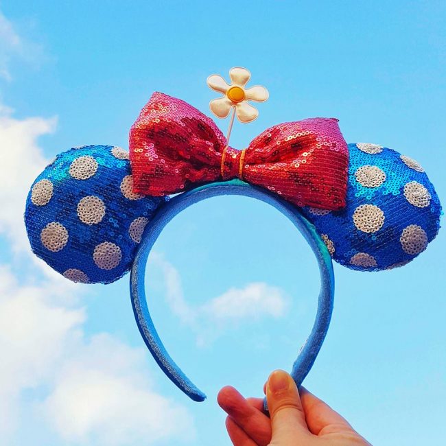 We all love those rose gold ears but there's a new set of ears on the horizon. Vintage Minnie ears are here and we are LIVING FOR THEM. Here's how you can find vintage Minnie ears at Disney.
