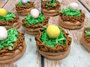 How to make chocolate dipped oreos for Easter. This is a cute Easter Egg Nest made with Chocolate dipped oreos!